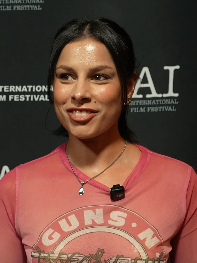 Ginger Rose interviewed at the step and repeat