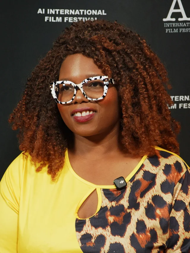 Elise Williams interviewed at the step and repeat